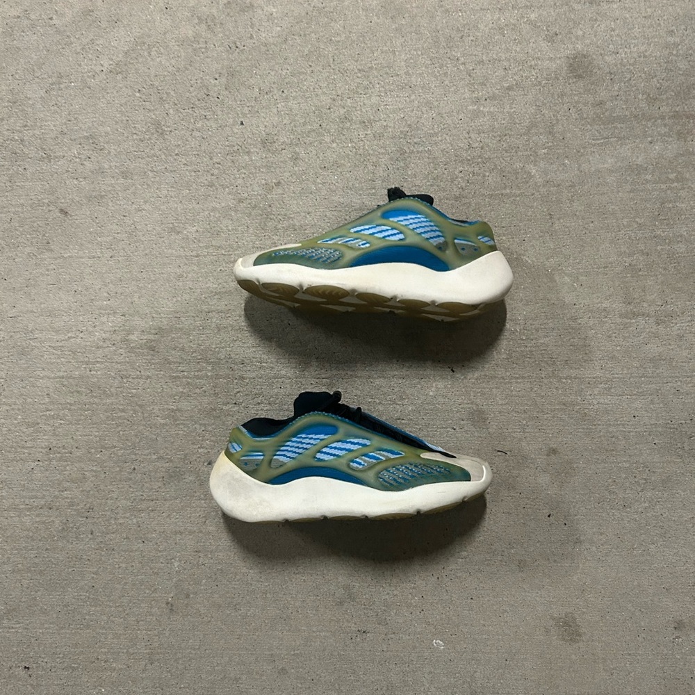 Yeezy 700 V3 “Arzareth” blue